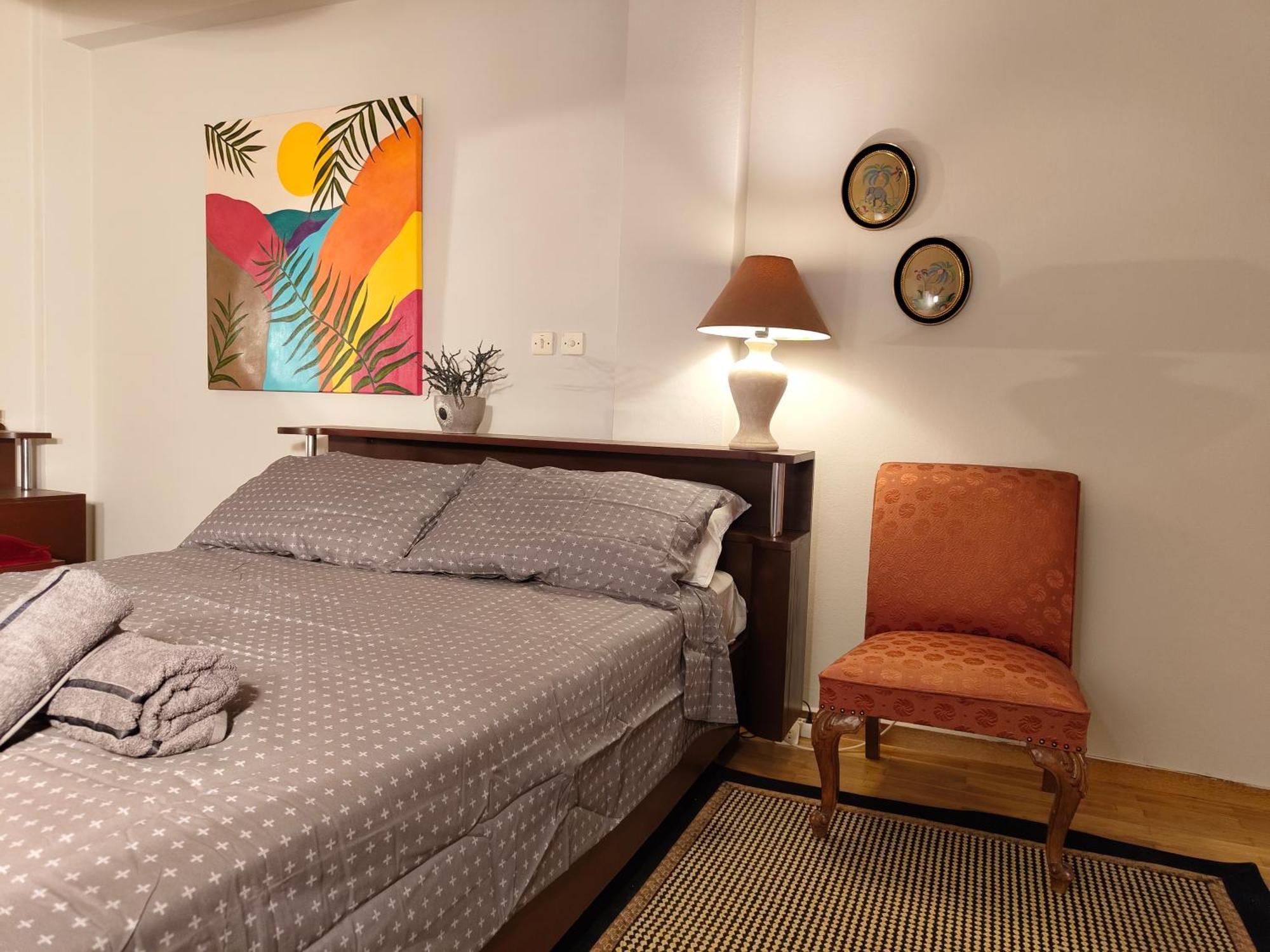 Grande Gregory 5' Metro Station Apartment